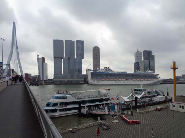 Cruiseschip ms Caribbean Princess van Princess Cruises aan de Cruise Terminal Rotterdam